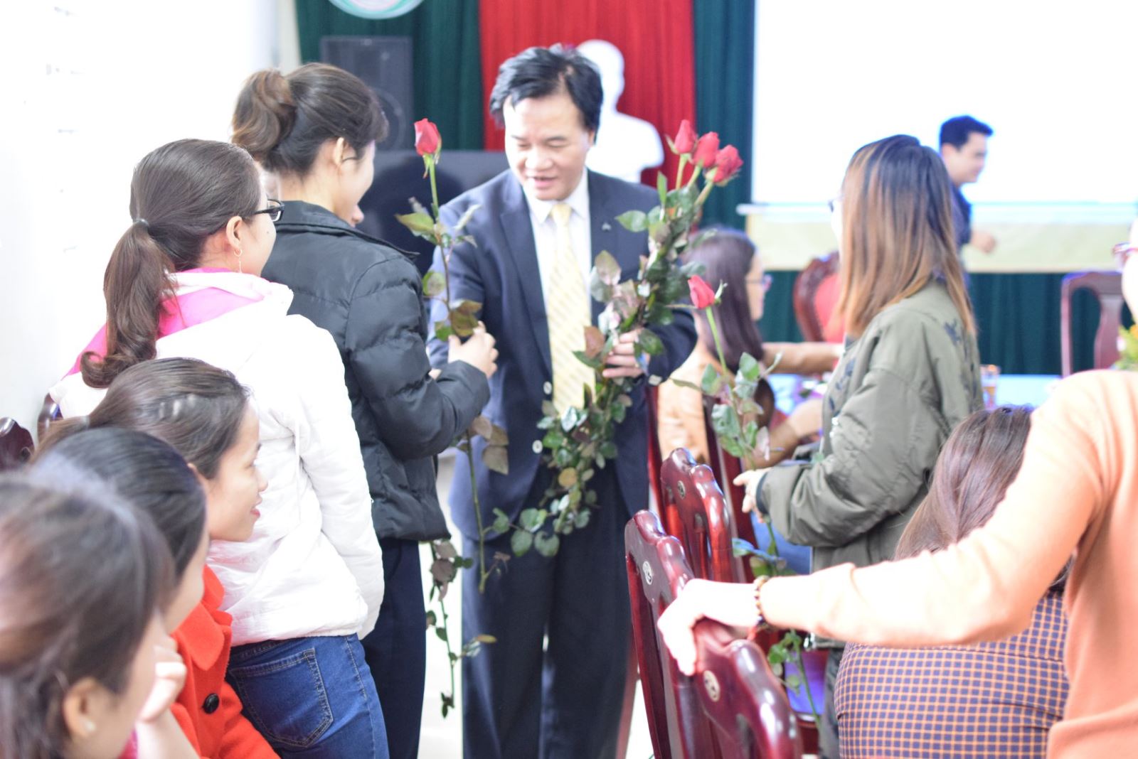 BSCC Nguyễn Quang Vinh - Giám đốc trung tâm tặng hoa cho chị em phụ nữ