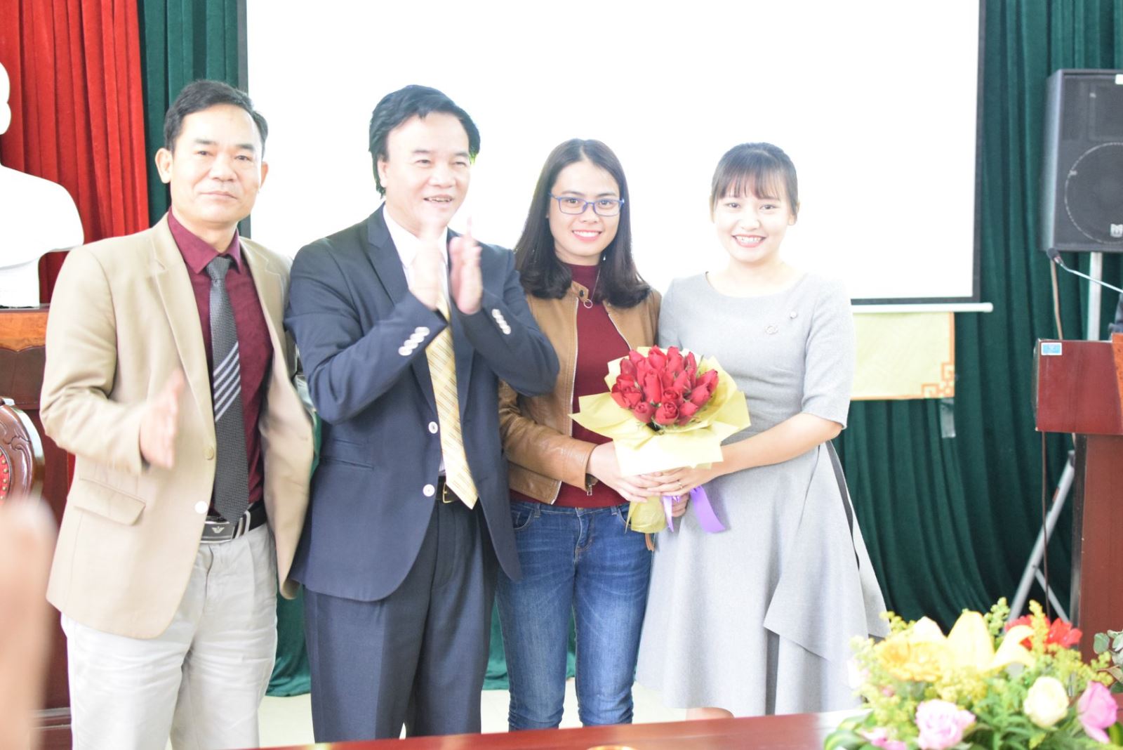 Giám đốc và phó giám đốc thay mặt tặng hoa cho chị em phụ nữ