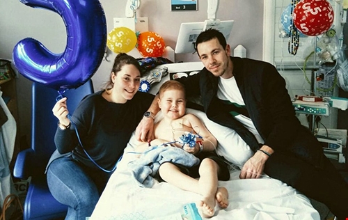 Cậu bé Oscar Saxelby-Lee cùng bố mẹ trong bệnh viện. Ảnh: Sun