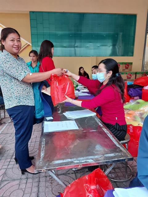 Hàng trăm người dân huyện Quỳ Châu vượt lũ đi hiến máu