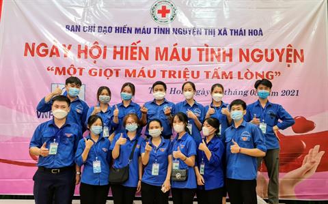 Người dân Thị xã Thái Hòa tích cực tham gia hiến máu